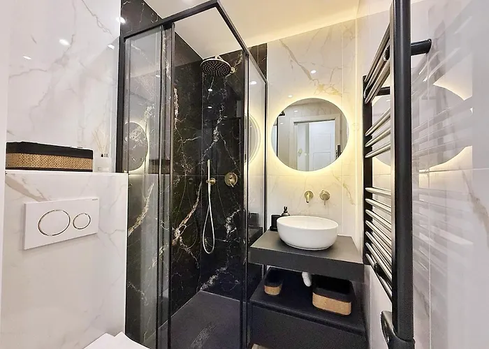 Sur La Promenade Des *