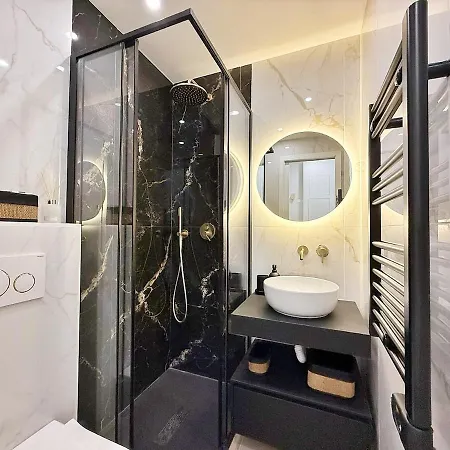 Sur La Promenade Des *