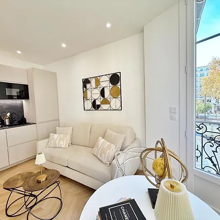 Sur La Promenade Des Apartment *